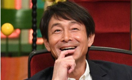 顎に手を当てる吉田栄作