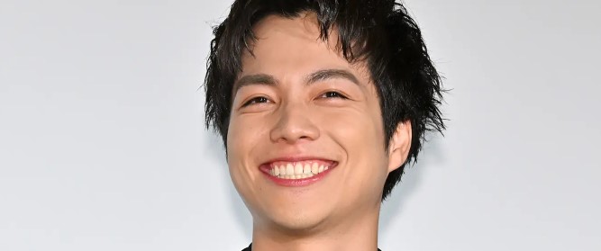 笑顔の重岡大毅